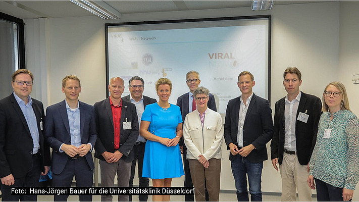 von links: Prof. Dr. Jörg Timm, Prof. Dr. Florian Klein, Prof. Dr. Ulf Dittmer, Prof. Dr. Stephan Ludwig, Ministerin Ina Brandes, Prof. Dr. Nikolaj Klöcker, Prof. Dr. Kirsten Schmieder, Prof. Dr. Hendrik Streeck, Prof. Dr. Eike Steinmann, Dr. Anna-Kathrin Schupp